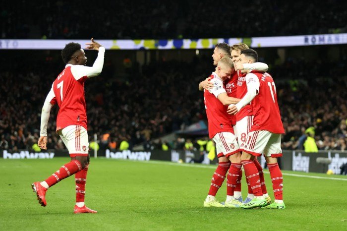 Martin Ødegaard & Saka: Kombinasi Kreatif Arsenal di Cottage 2025