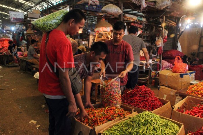 Harga Cabai dan Bawang Naik di Pasar Induk Kramat Jati
