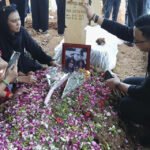 DIIRINGI ISAK TANGIS KELUARGA: Jenazah Aktor Gary Iskak Dimakamkan di TPU Tanah Kusir