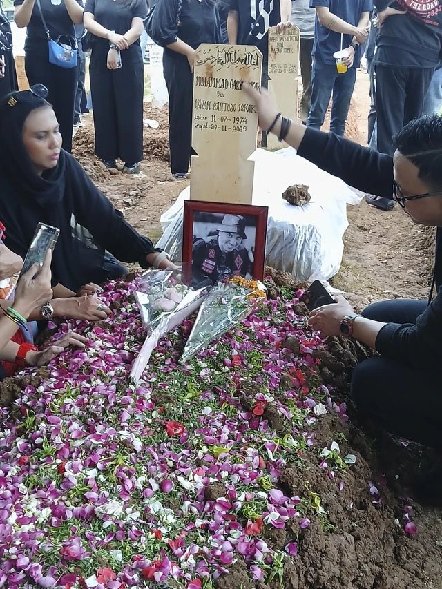DIIRINGI ISAK TANGIS KELUARGA: Jenazah Aktor Gary Iskak Dimakamkan di TPU Tanah Kusir