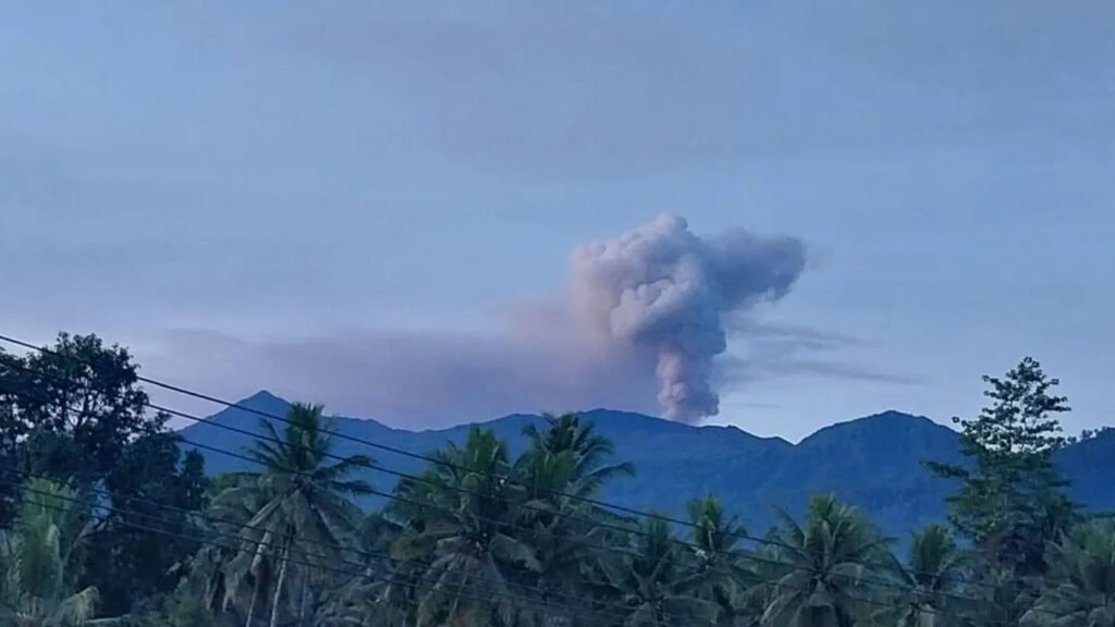 ERUPSI RINGAN: Gunung Dukono Semburkan Asap Putih Setinggi Hingga 900 Meter