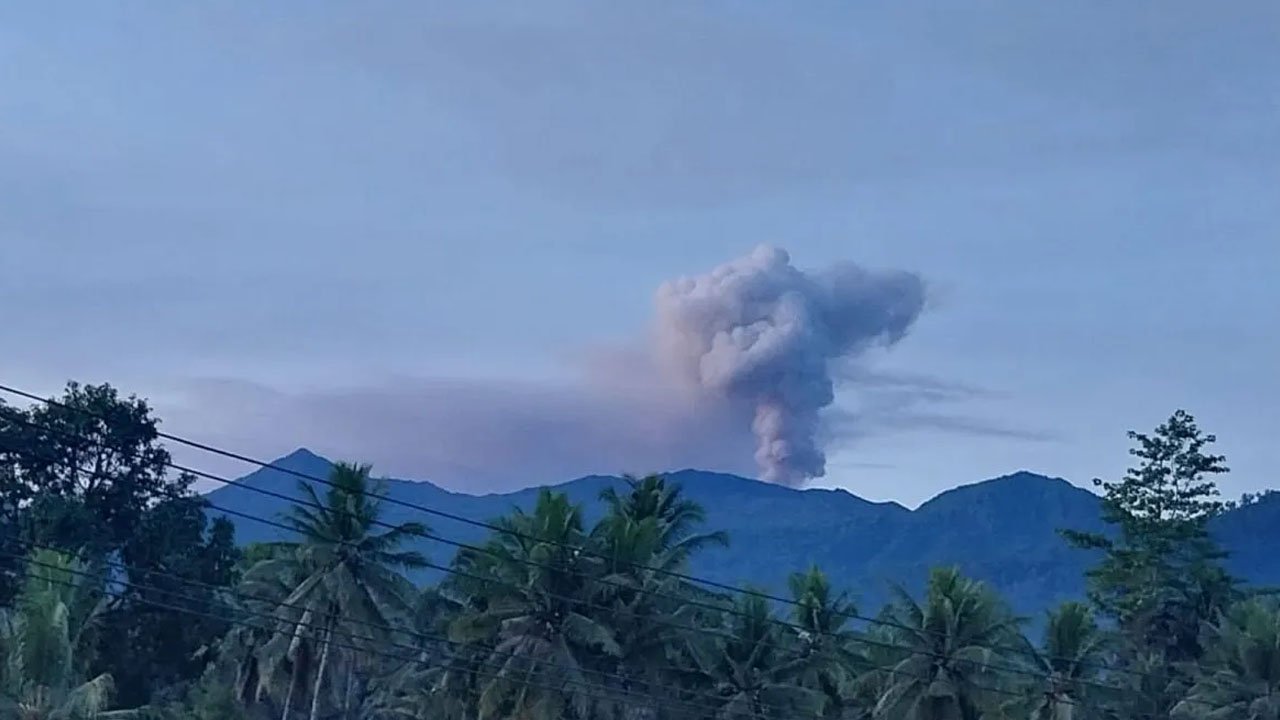 ERUPSI RINGAN: Gunung Dukono Semburkan Asap Putih Setinggi Hingga 900 Meter