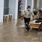 Banjir di RSUD Kota Serang, Pasien Dipapah hingga Digendong Petugas