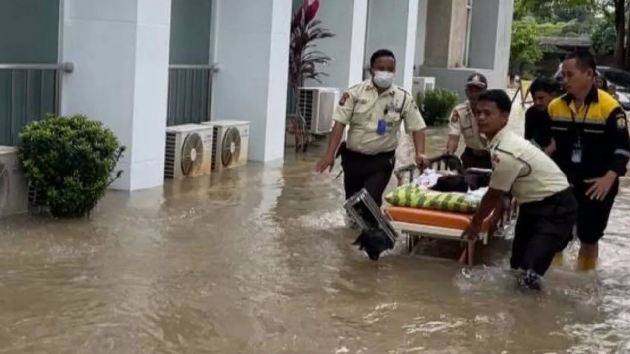 Banjir di RSUD Kota Serang, Pasien Dipapah hingga Digendong Petugas